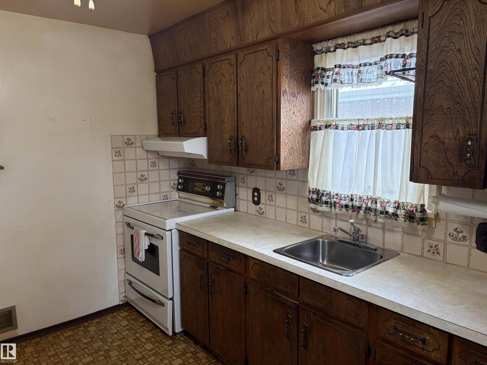 10916 151 ST NW - 14