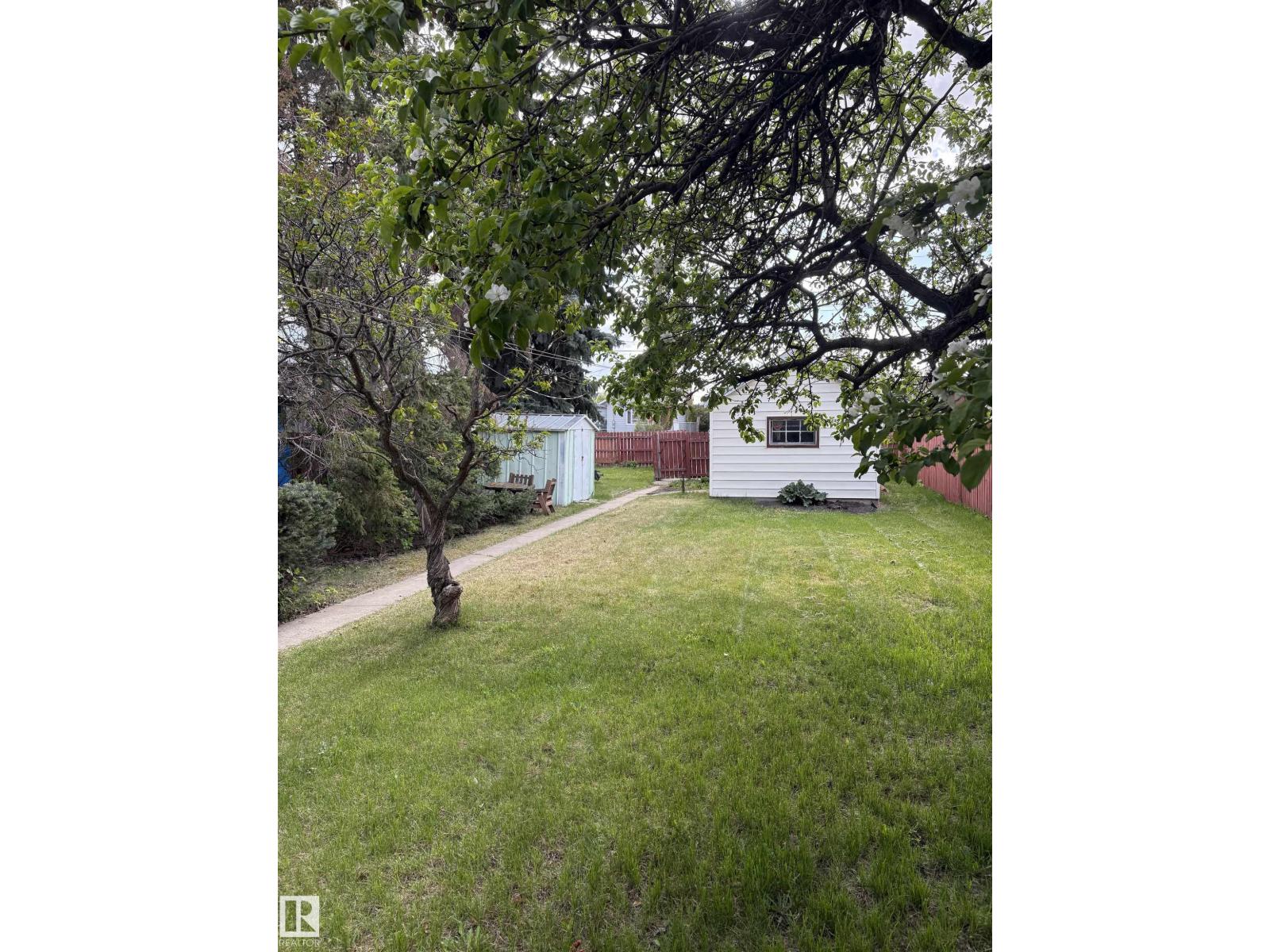 10916 151 ST NW - 4