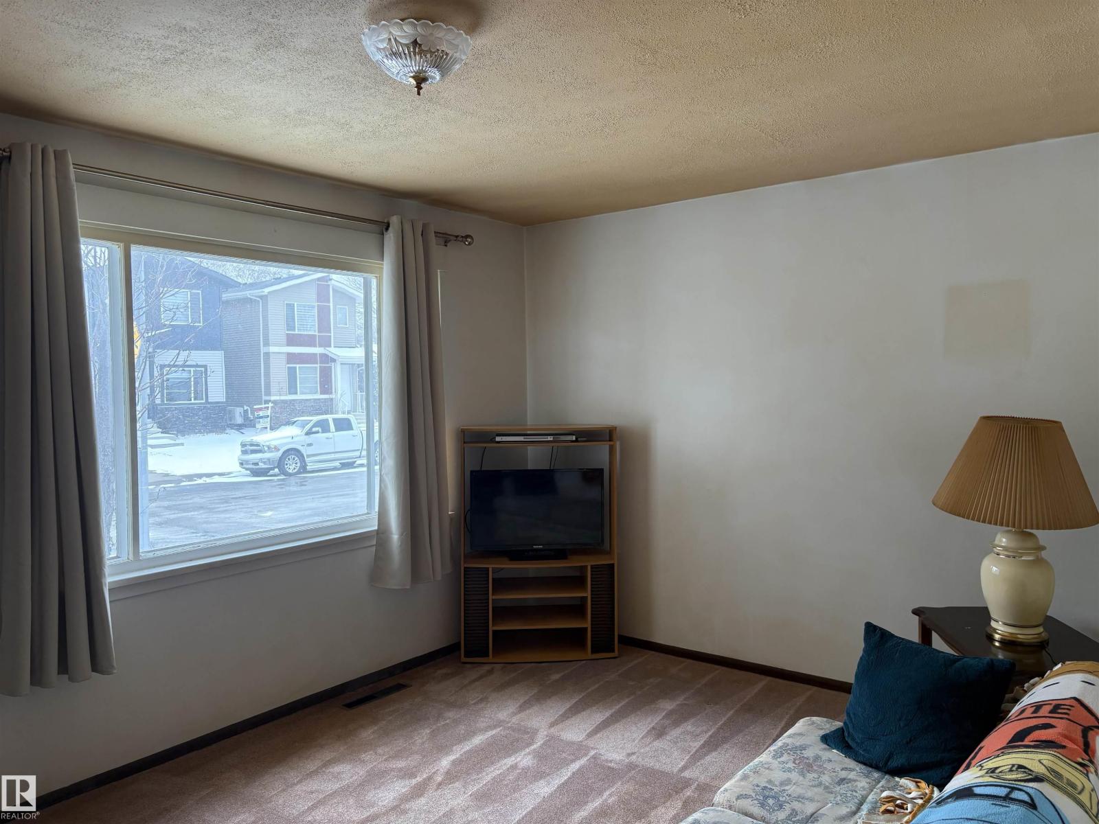 10916 151 ST NW - 5