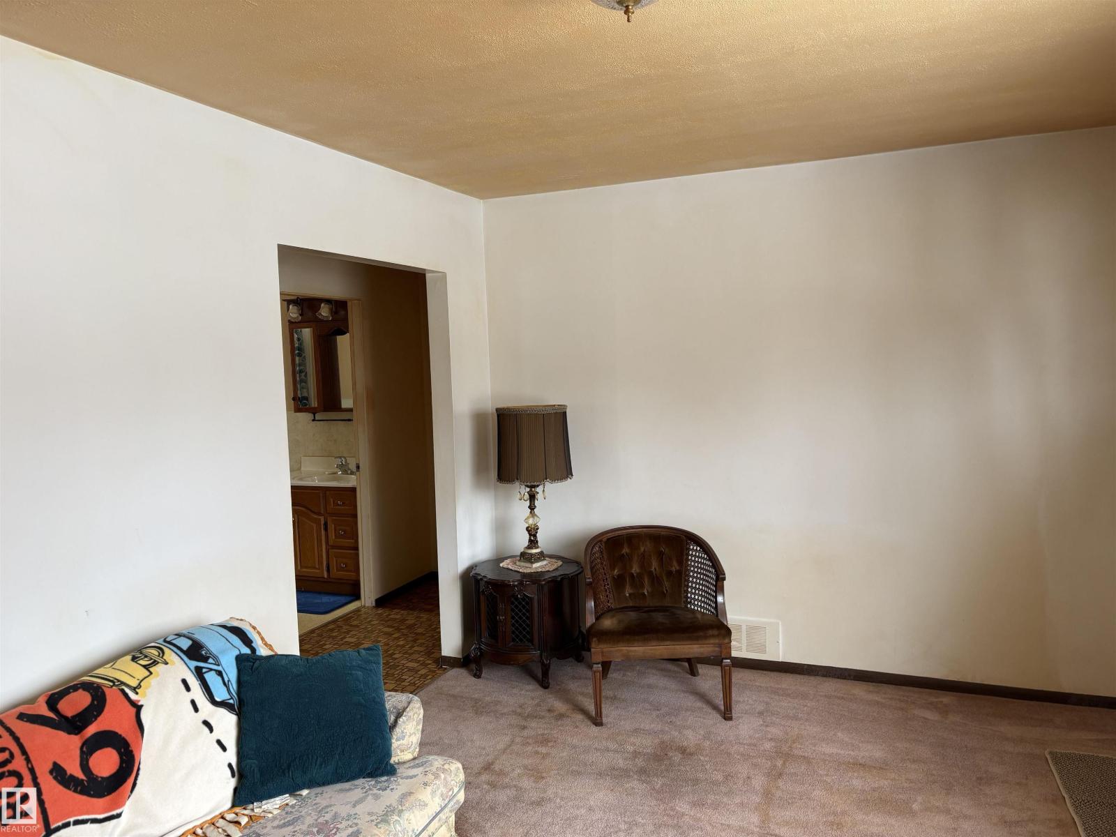 10916 151 ST NW - 7