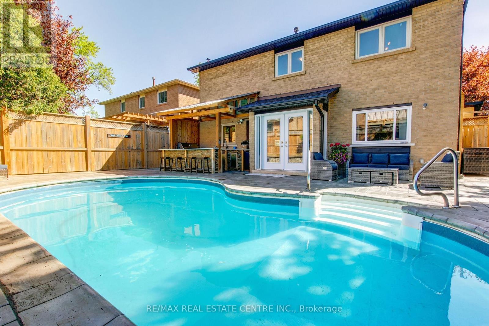 430 DOVER CRESCENT - Image 3