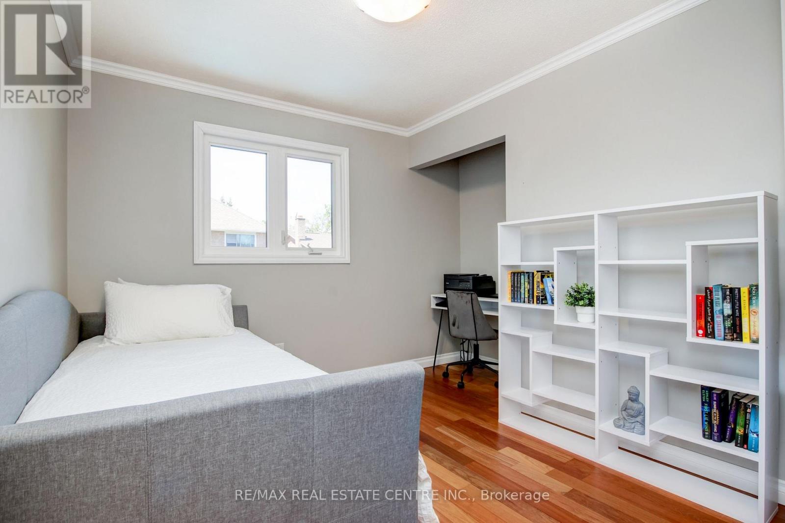 430 DOVER CRESCENT - 28