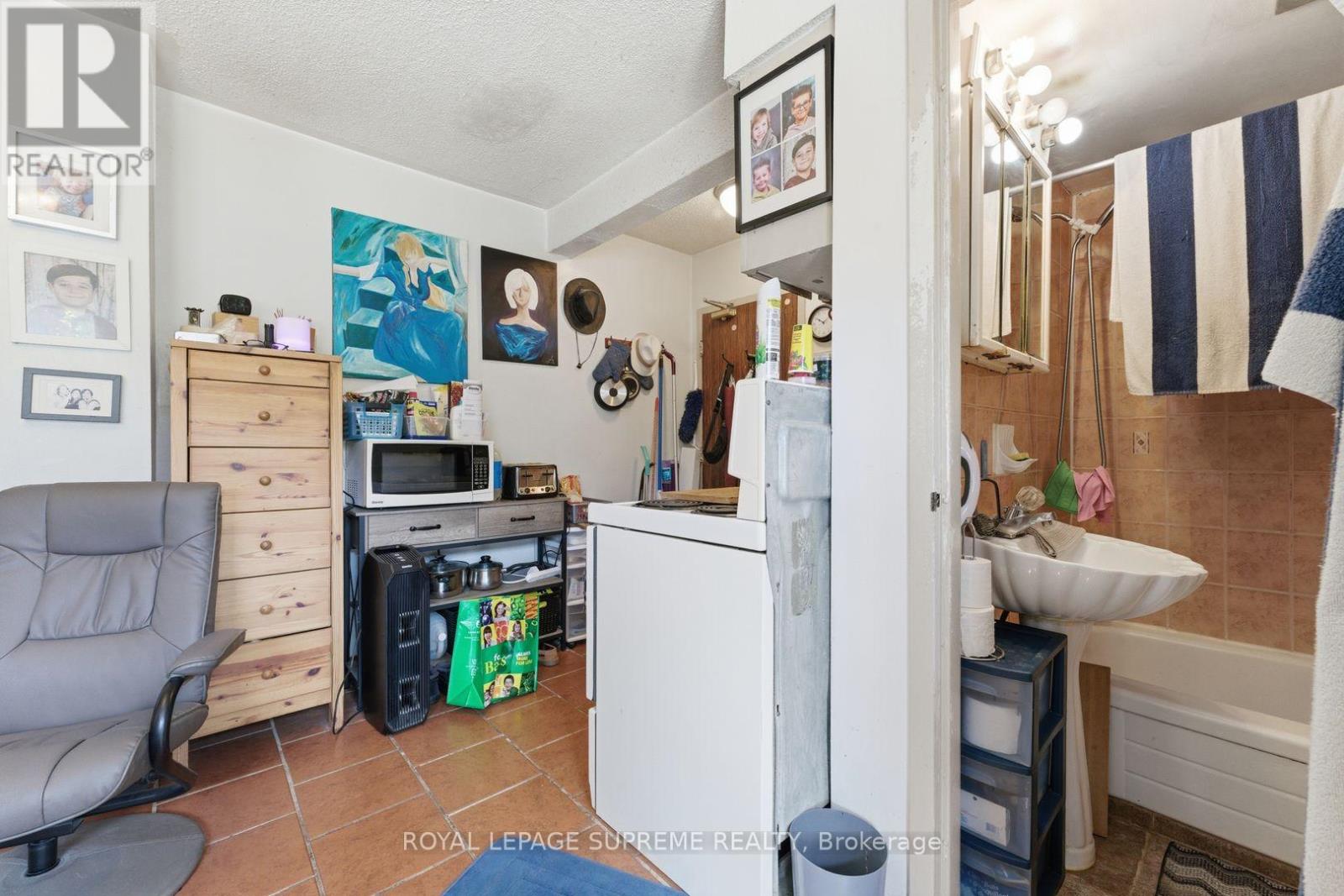 20 MAYNARD AVENUE - 18