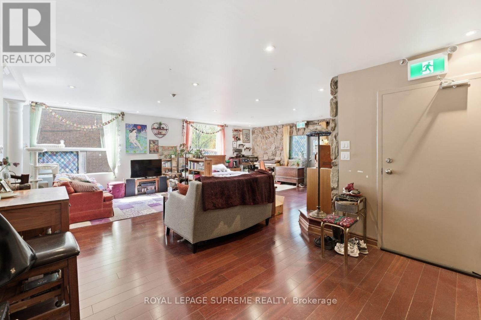 20 MAYNARD AVENUE - 25