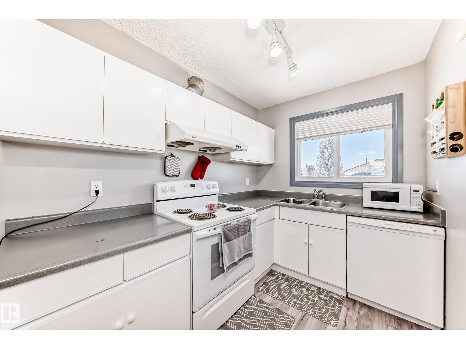 214A WARWICK RD NW - 9