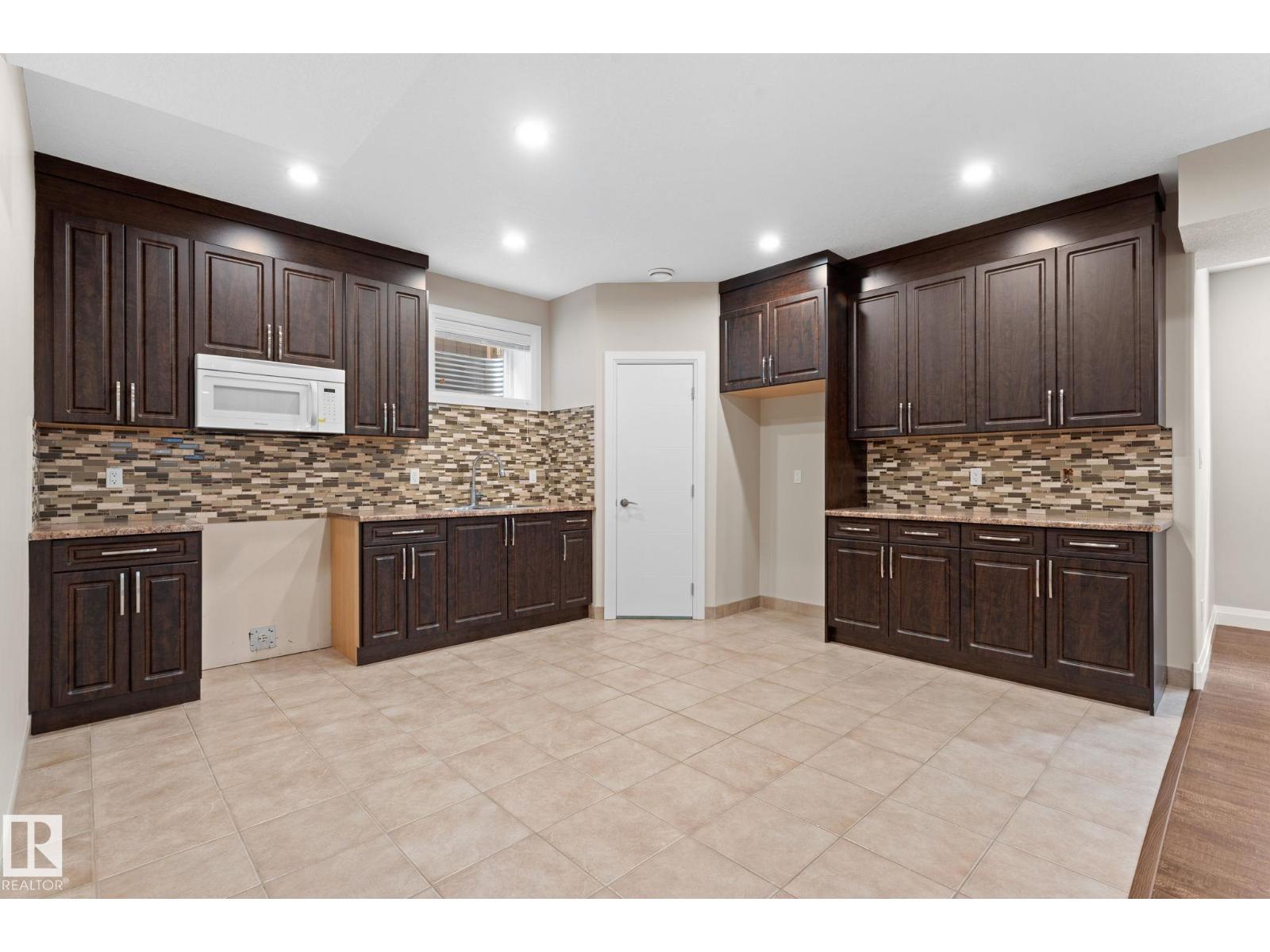 16543 132 ST NW - 52