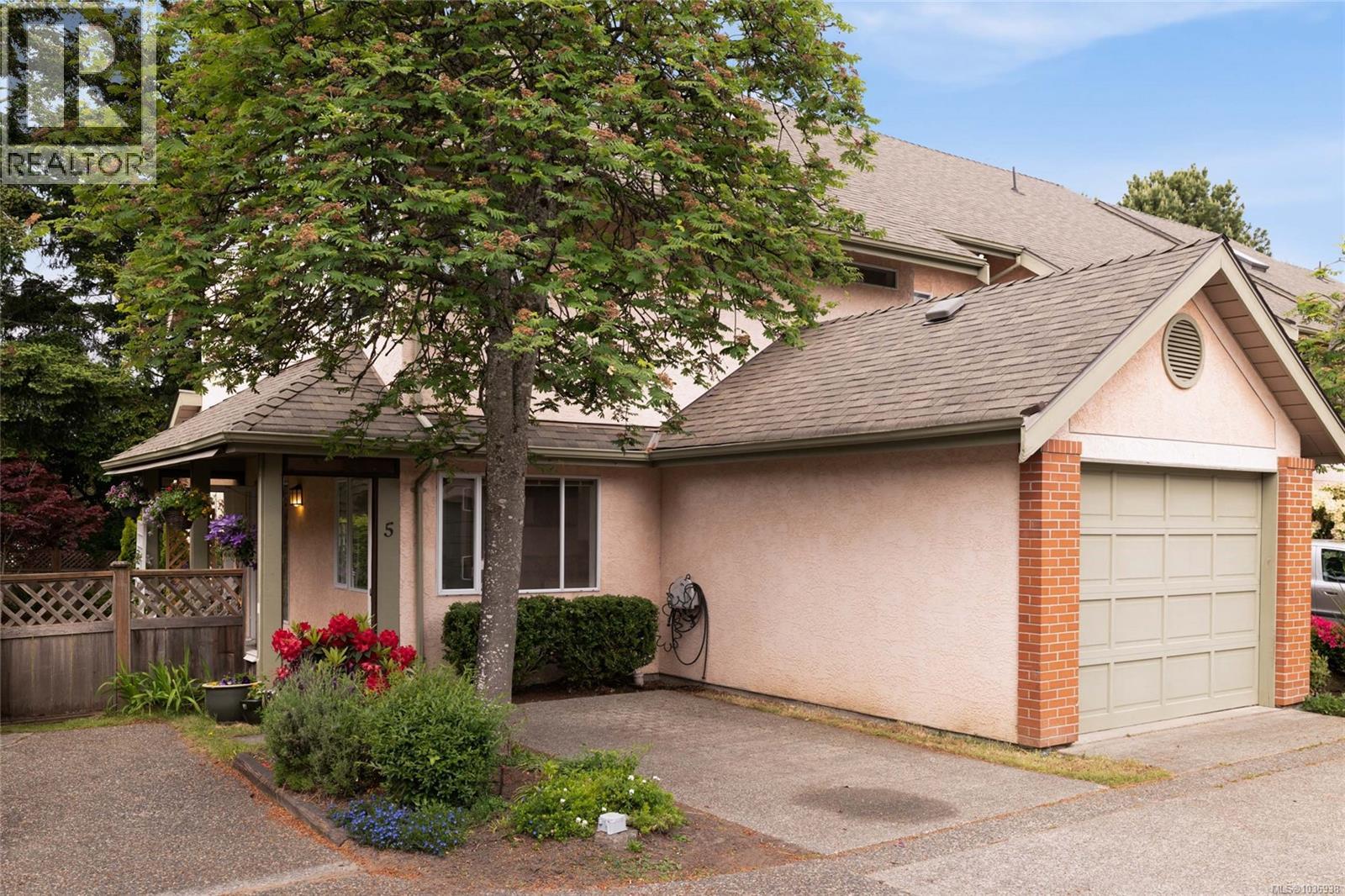 #5 216 Russell St - 1