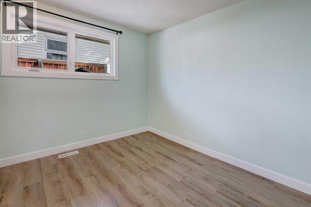 6443 70 Street NW - 17