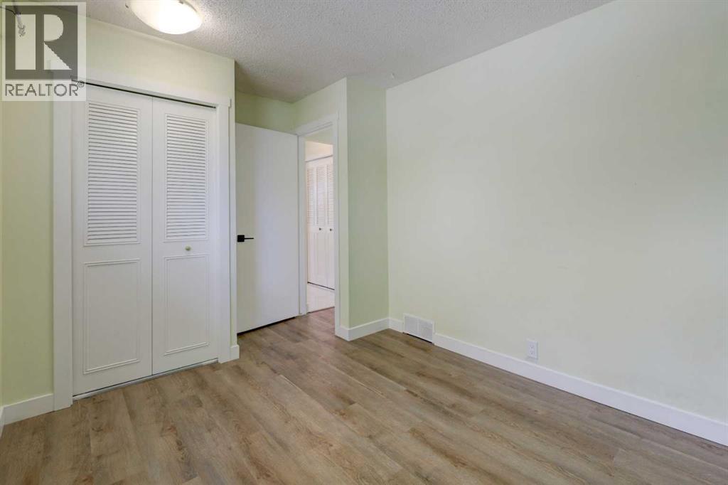 6443 70 Street NW - 20