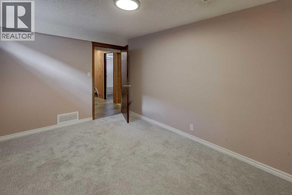 6443 70 Street NW - 31