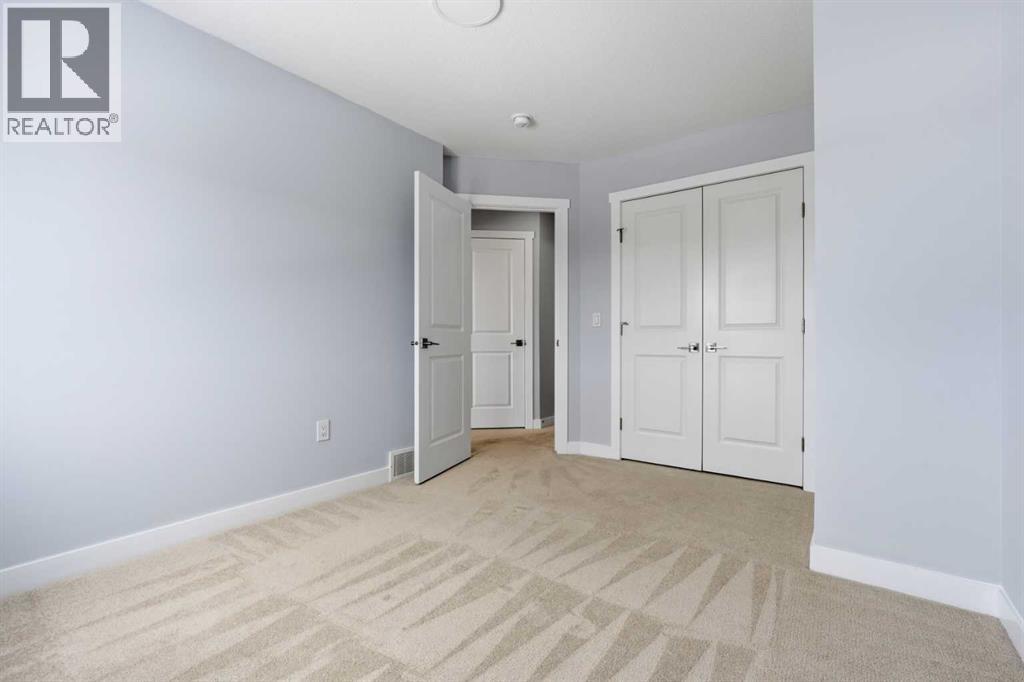 68 Cornerbrook View NE - 24