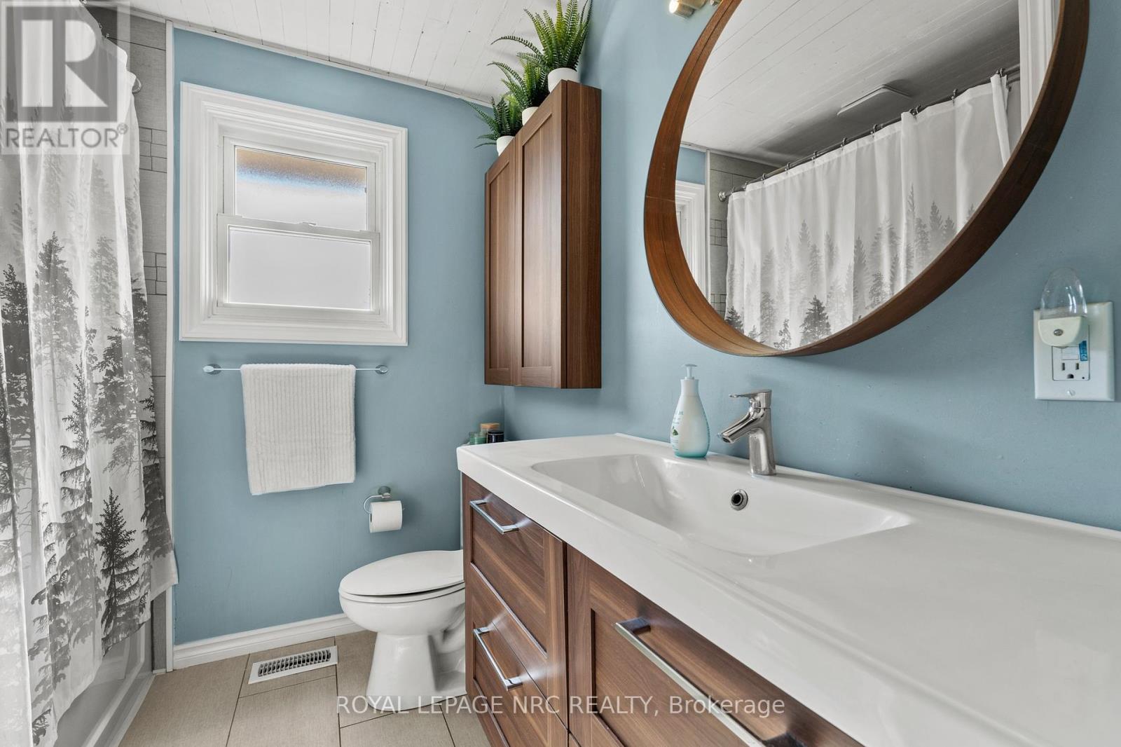 10 ANCASTER BOULEVARD - 23