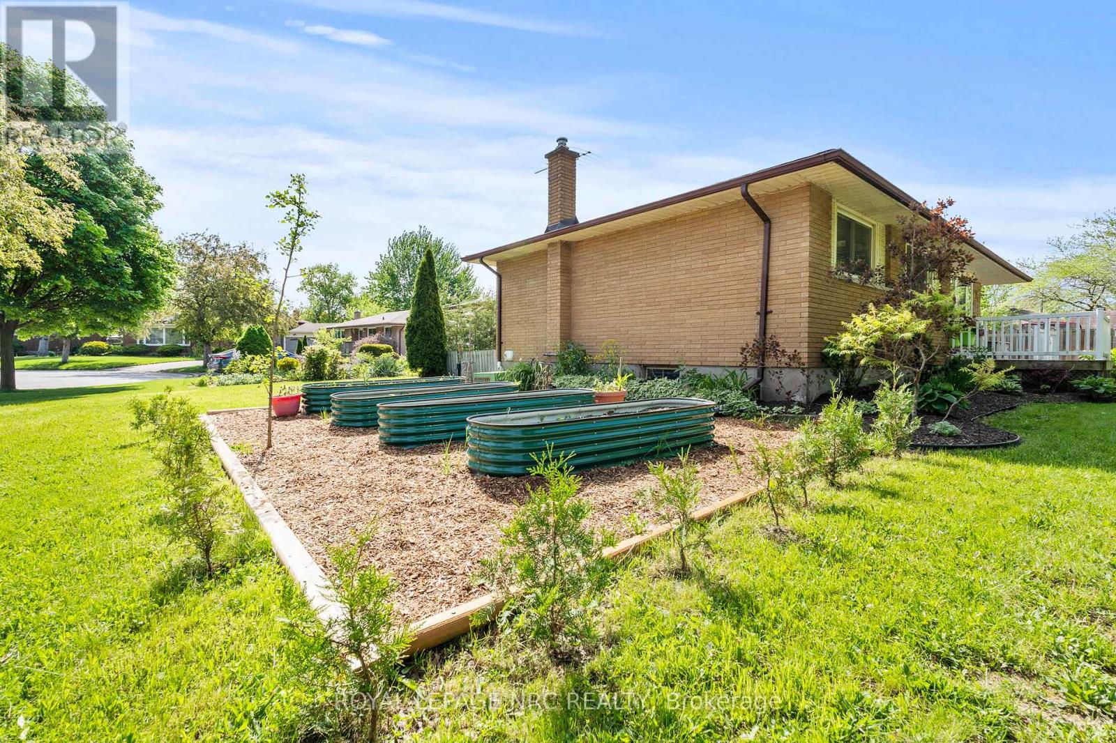 10 ANCASTER BOULEVARD - 34