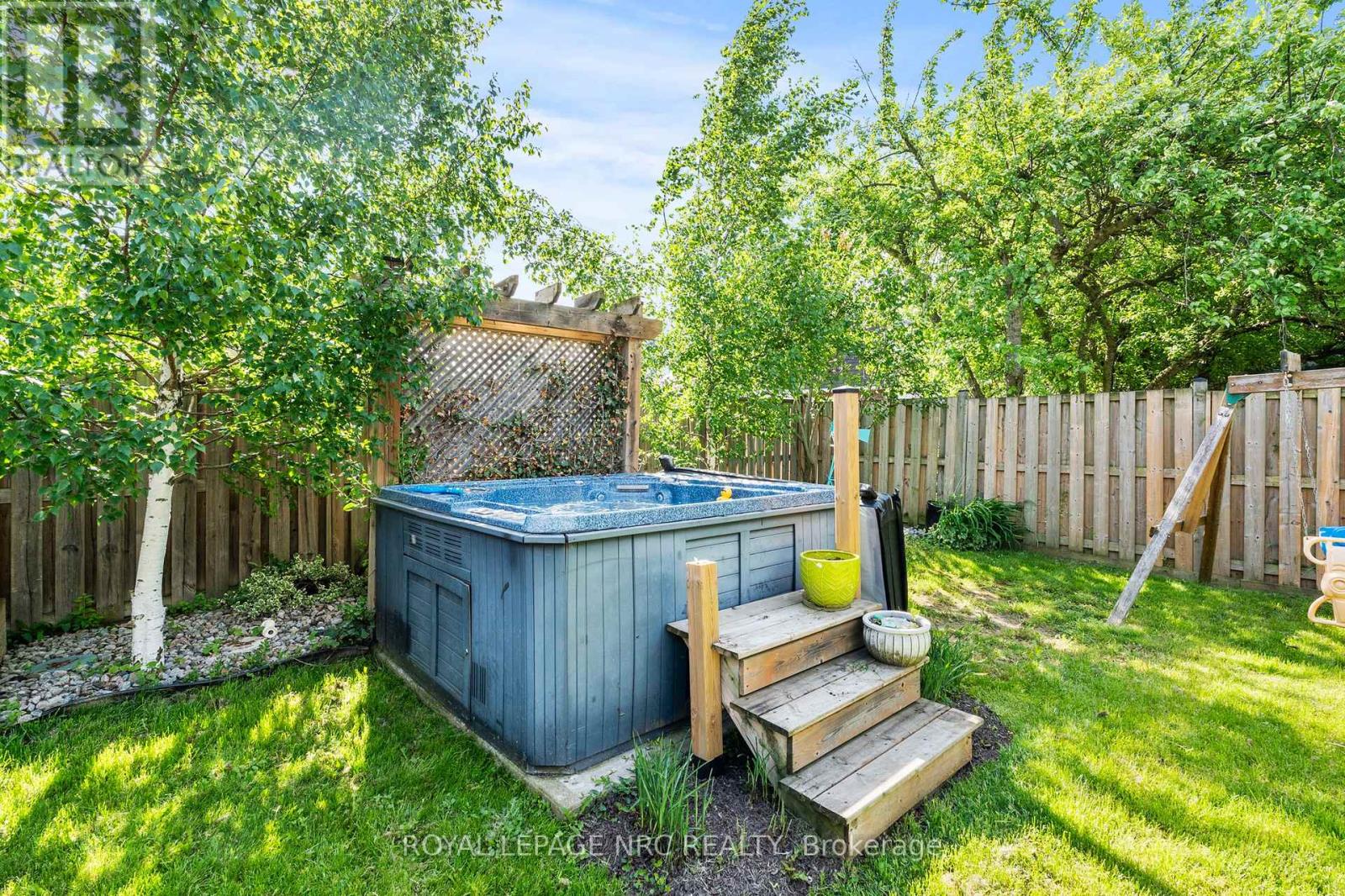 10 ANCASTER BOULEVARD - 37