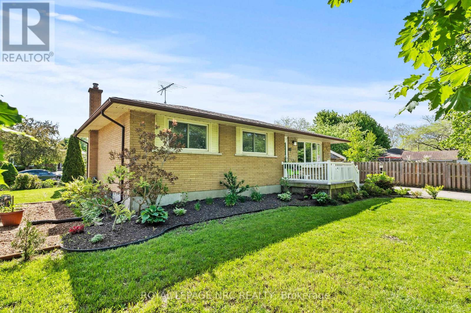 10 ANCASTER BOULEVARD - 5