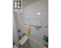 604 3rd Avenue Nw, Swift Current, SK S9H0S9 Photo 12