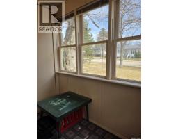 Enclosed porch - 604 3rd Avenue Nw, Swift Current, SK S9H0S9 Photo 8