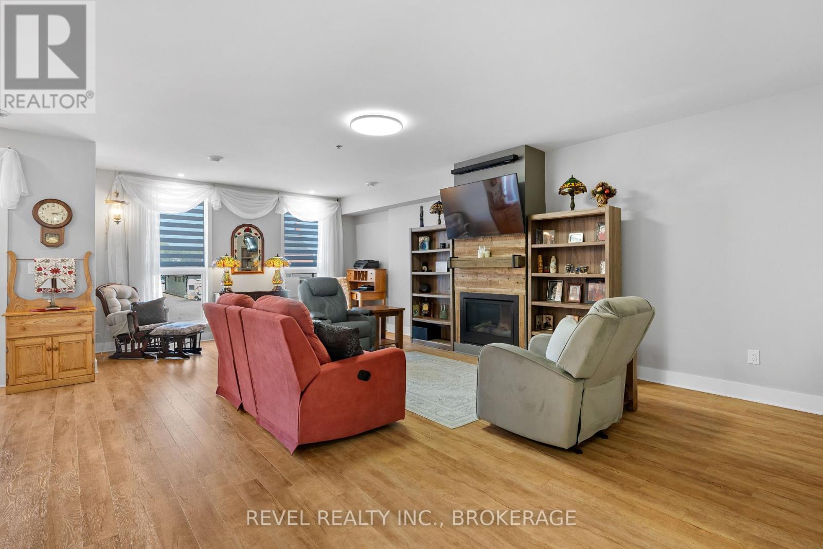 #14 130 WATER STREET E - 21