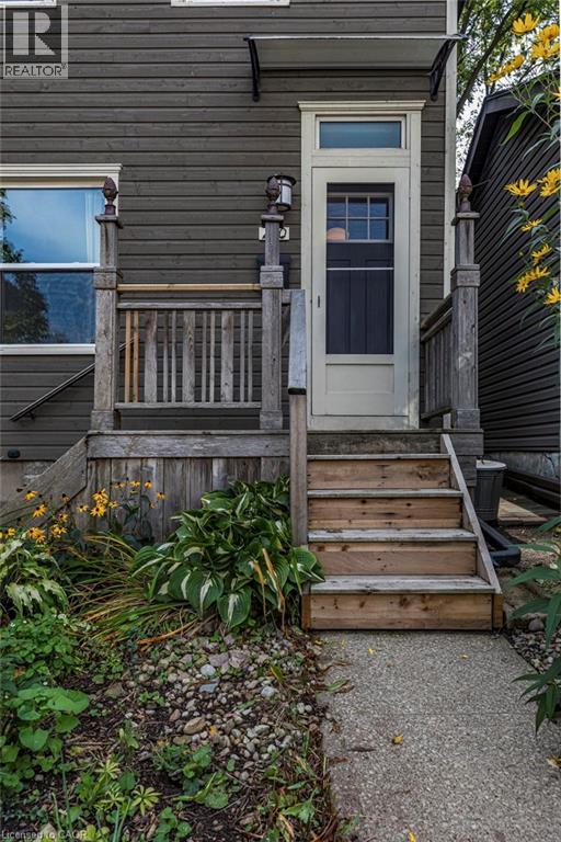 210 CHARLTON Avenue E - 3