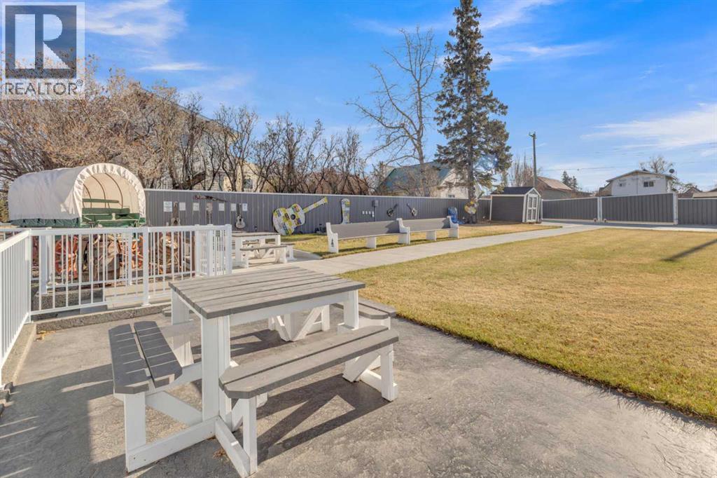 YOGA STUDIO COURTYARD (75X120' LOT)