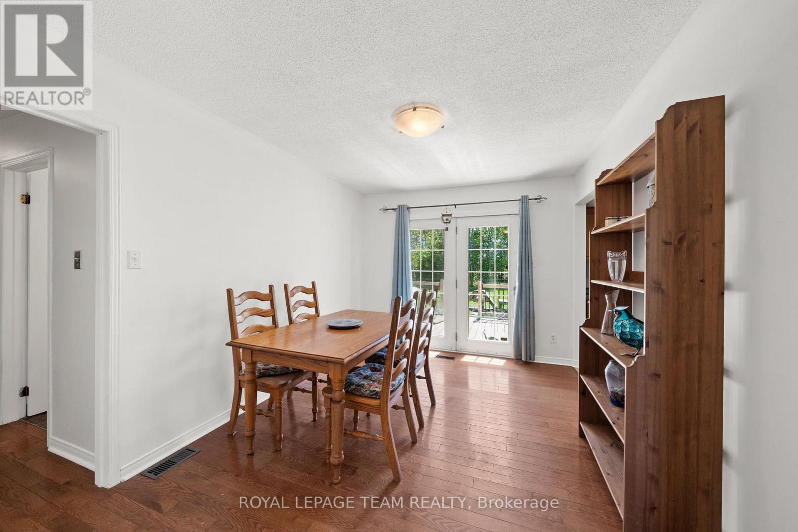 3383 ELIZABETH STREET - 9