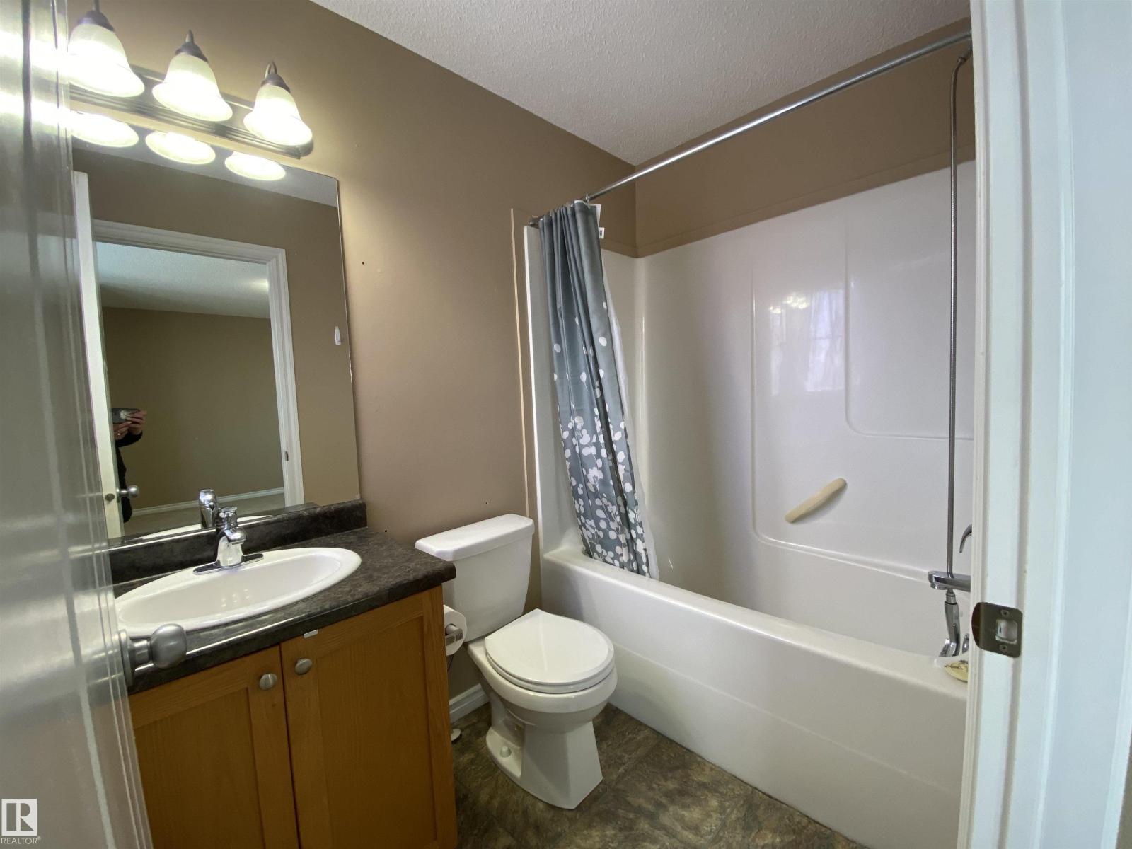 6411 18 AV SW - 20
