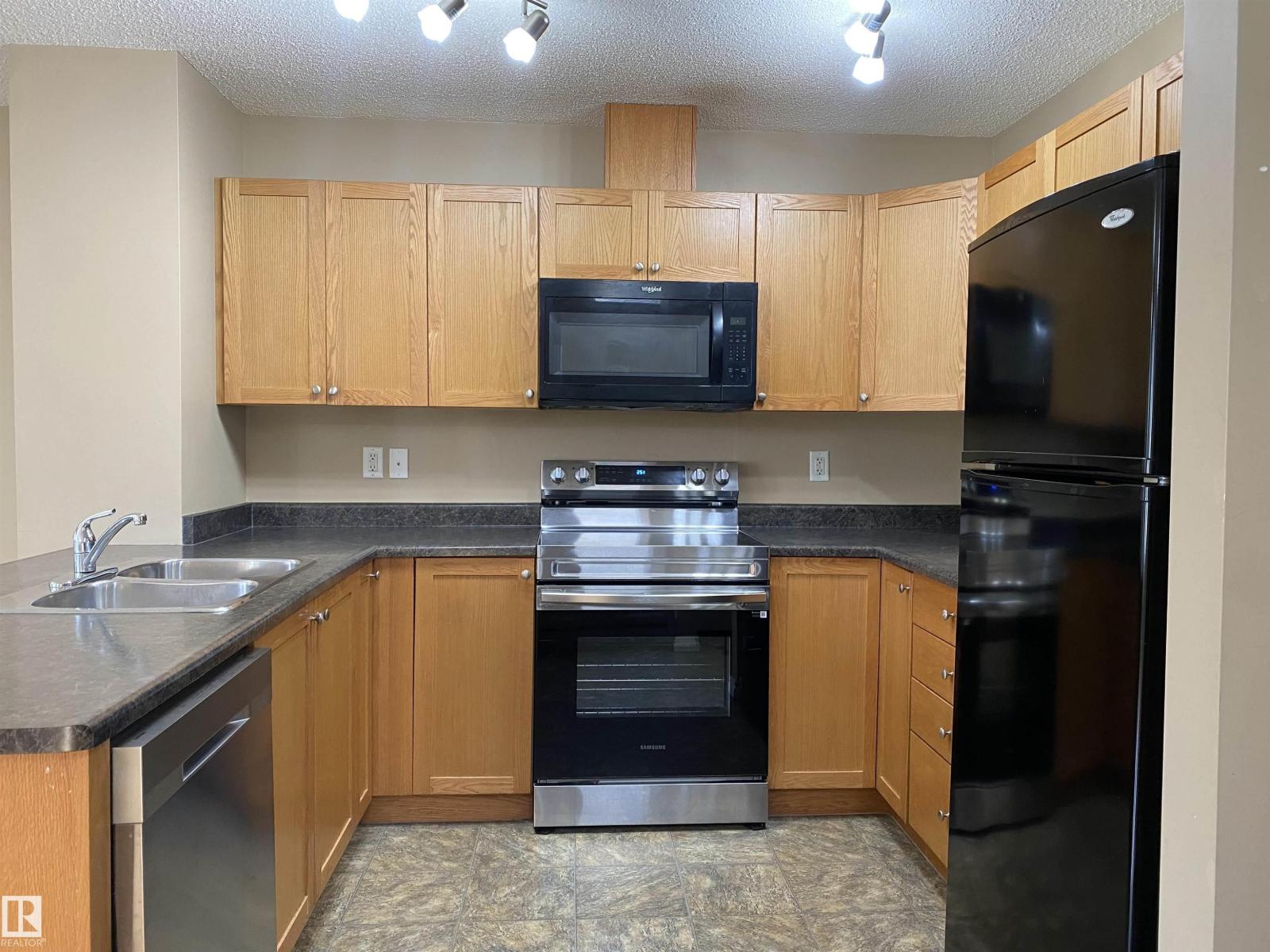 6411 18 AV SW - 4