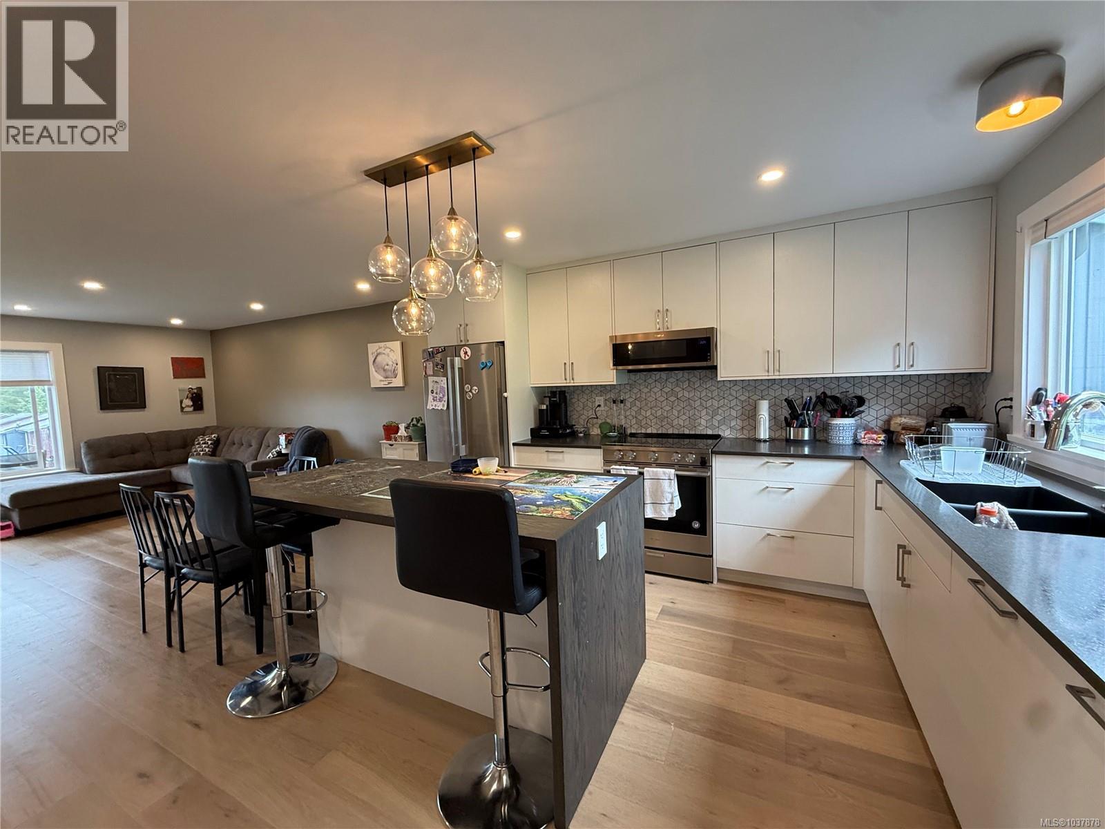 9572 Carnarvon Pl, Port Hardy
