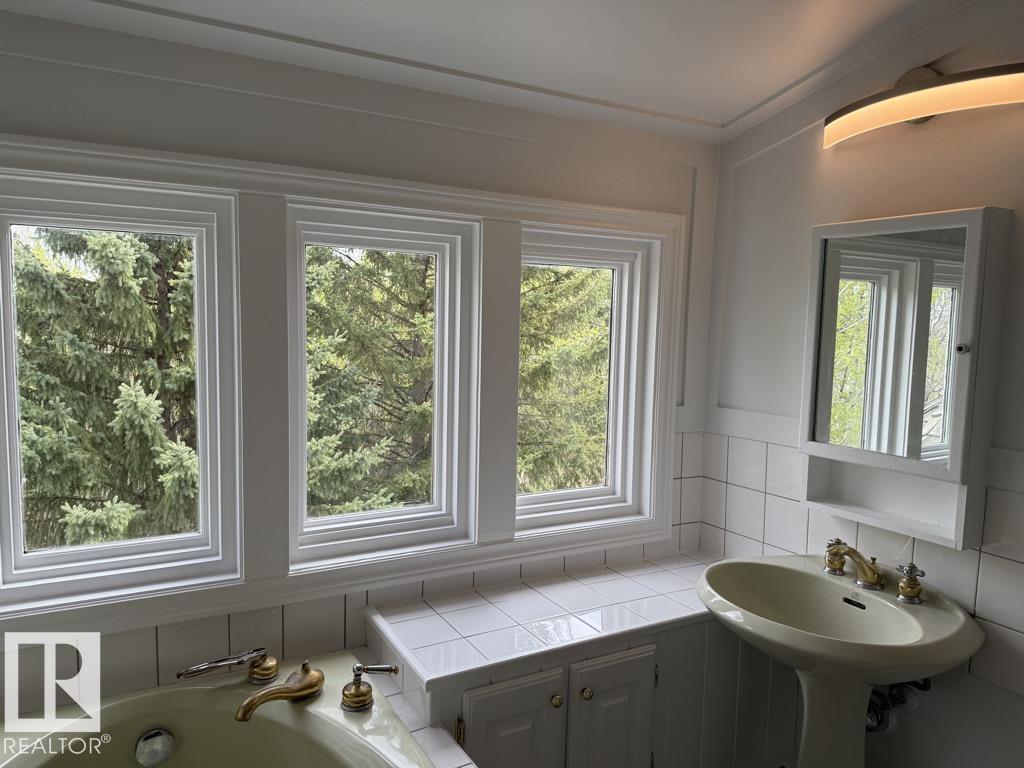 13 Grandview Crescent - 43