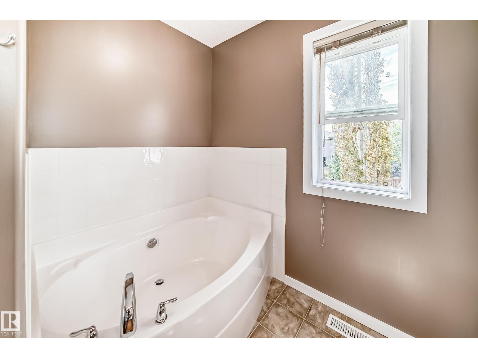 14647 137 ST NW - 34
