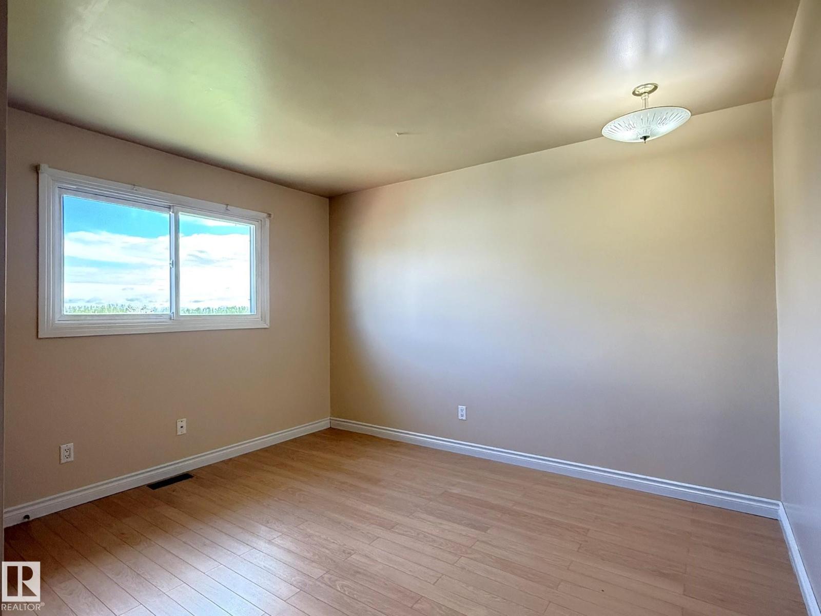 4608 52 AV — photo 12