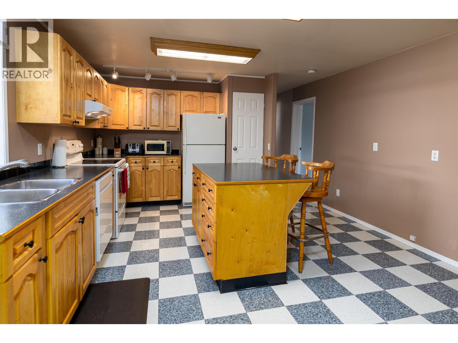 3852 MULLER AVENUE - 6