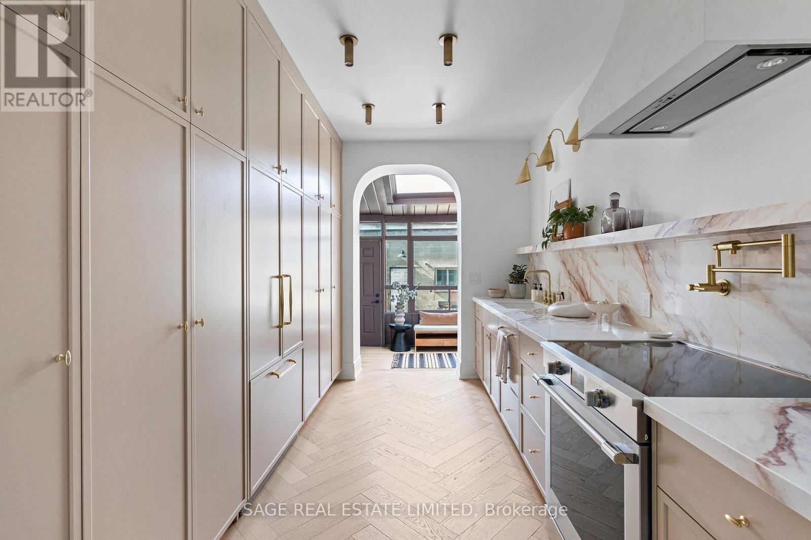 138 LAPPIN AVENUE - 7