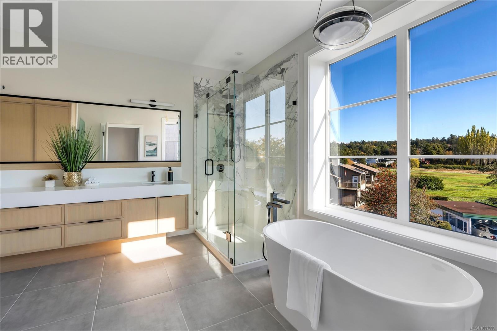 13 2590 Penrhyn Street, Saanich
