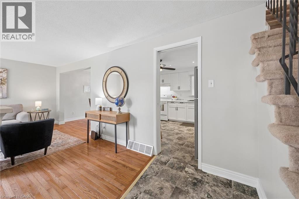 50 LEWIS Crescent - 3