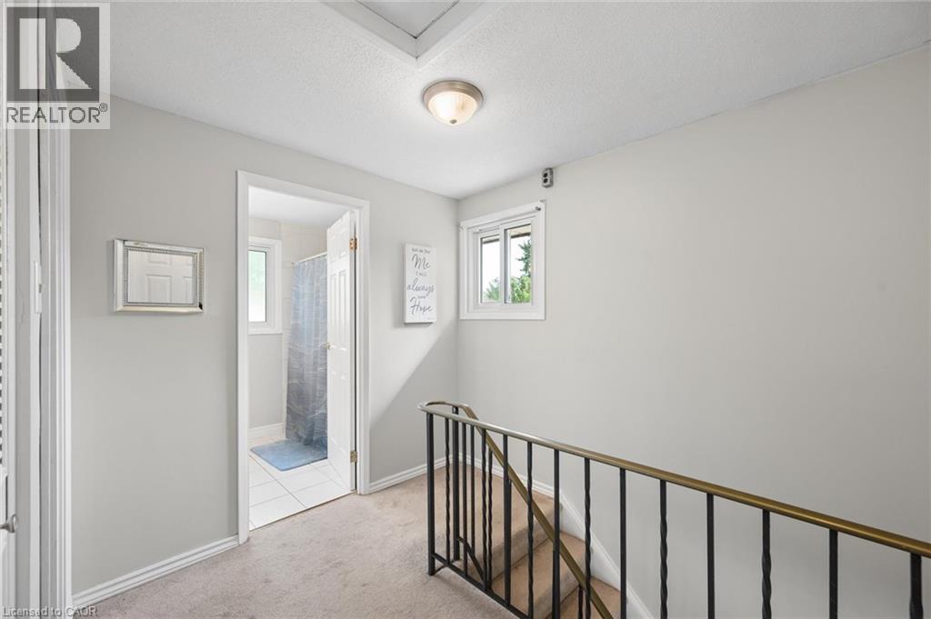 50 LEWIS Crescent - 33