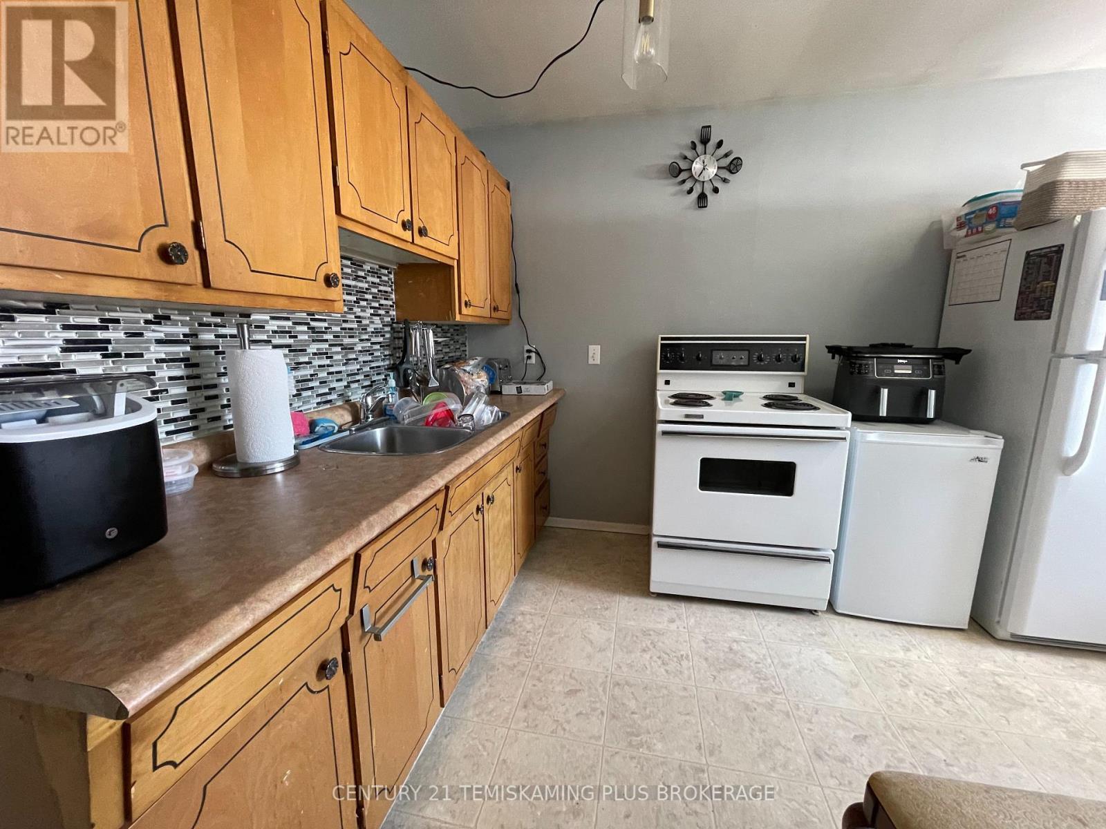 121 ELM AVENUE - 10