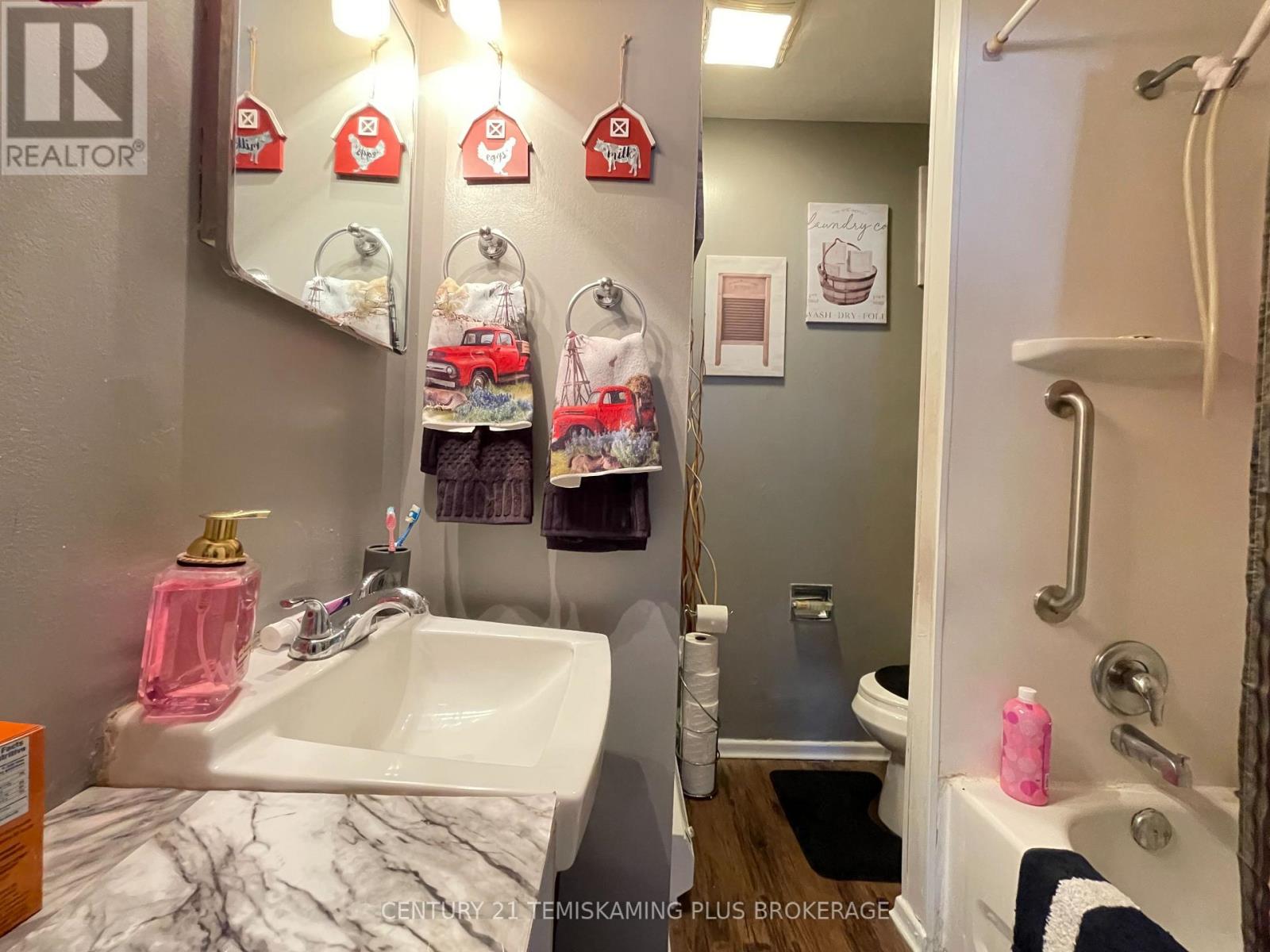 121 ELM AVENUE - 24