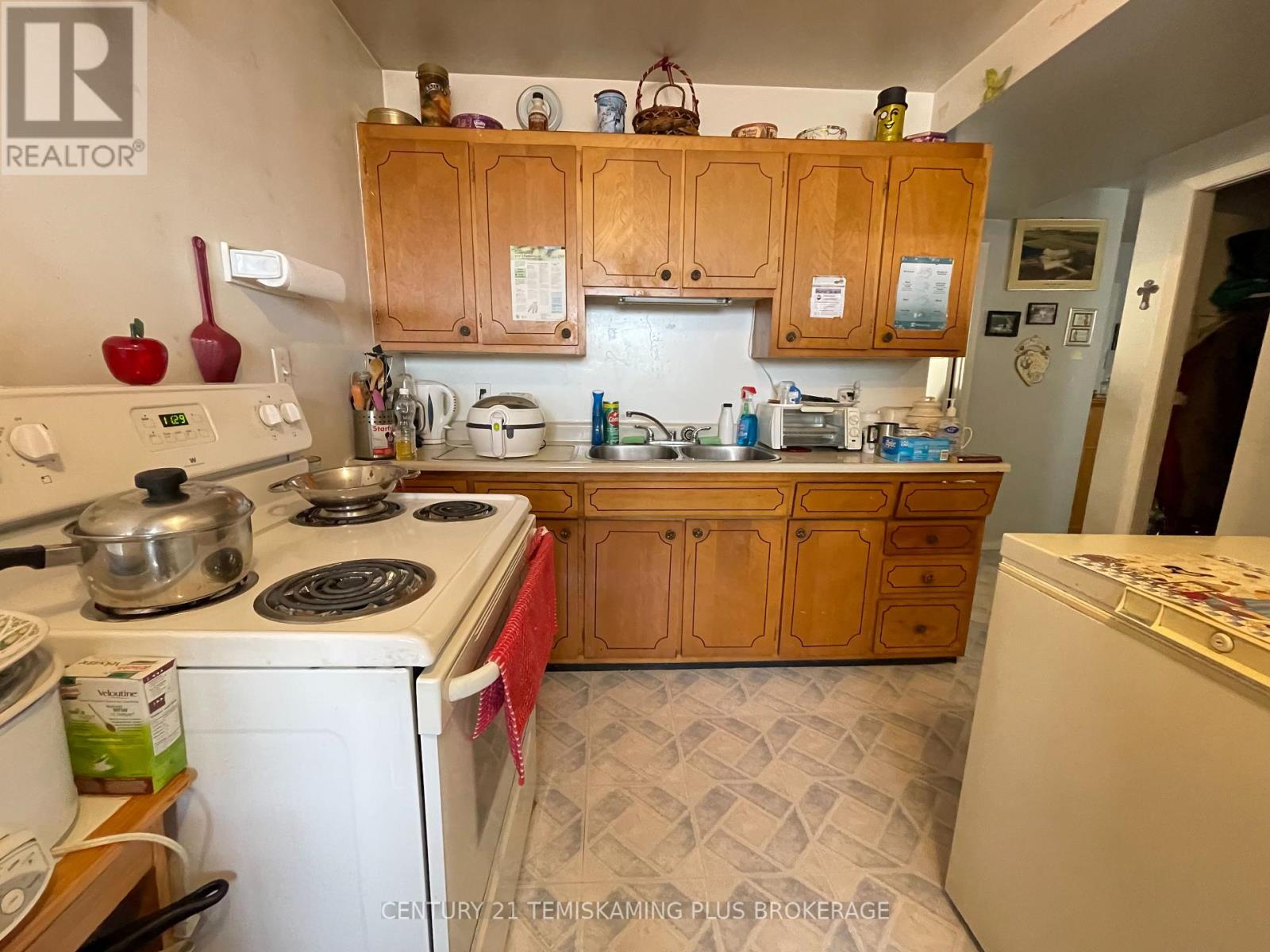 121 ELM AVENUE - 40