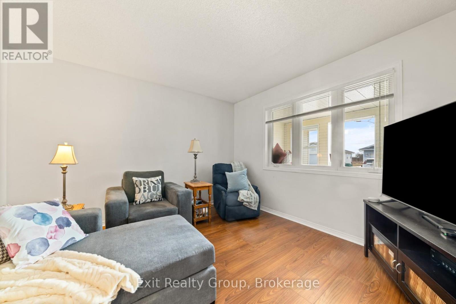 7 CRETNEY DRIVE - 25