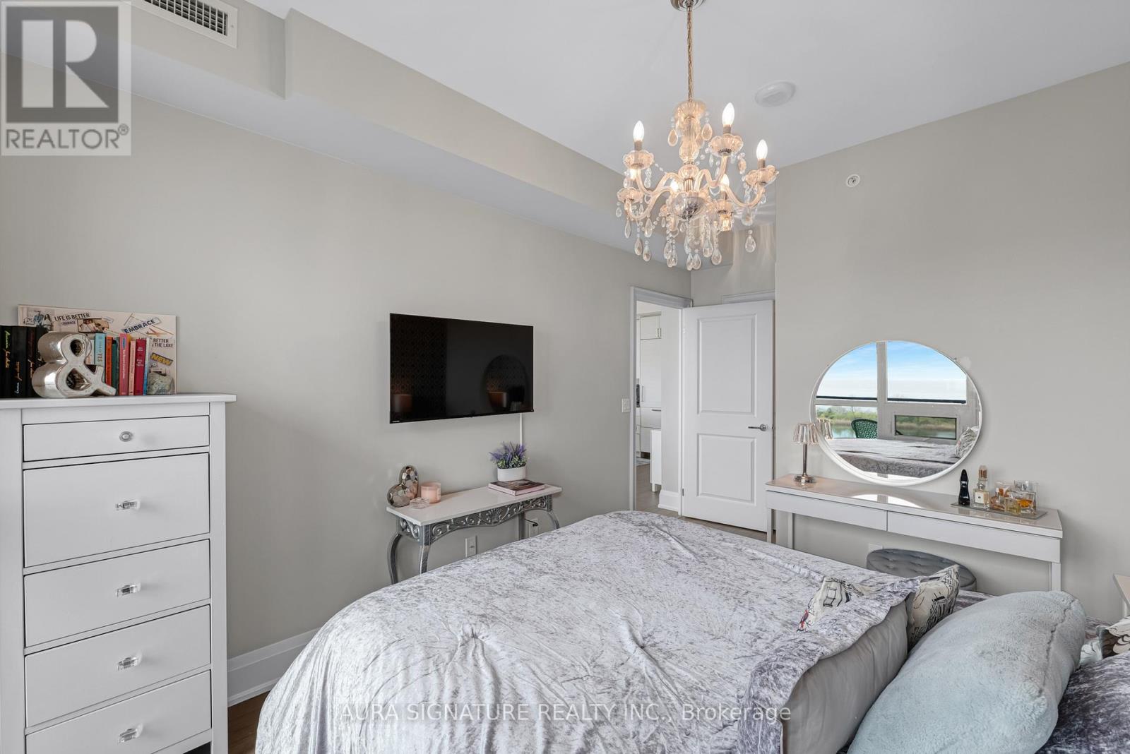 #1004 59 ANNIE CRAIG DRIVE - 29