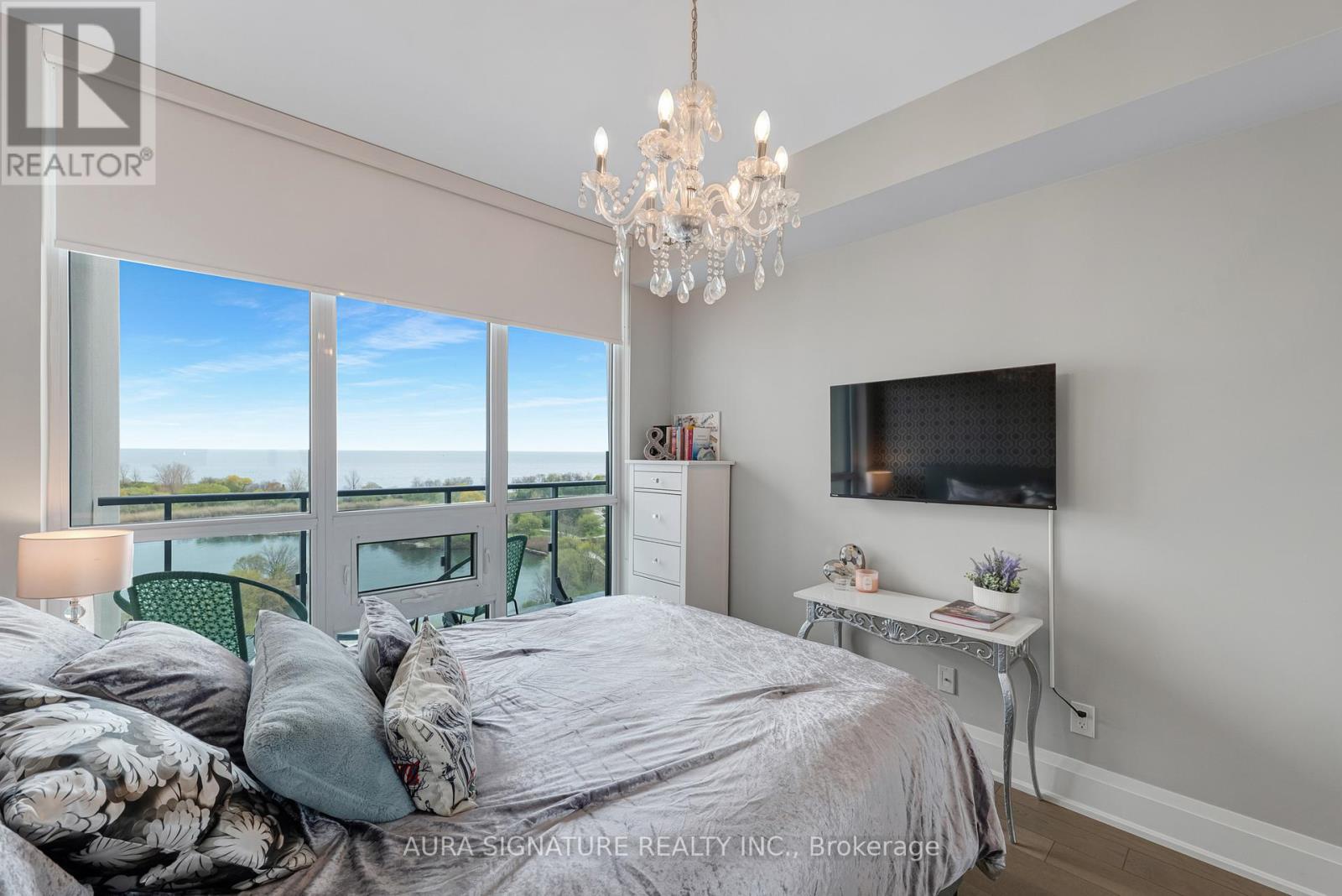 #1004 59 ANNIE CRAIG DRIVE - 28