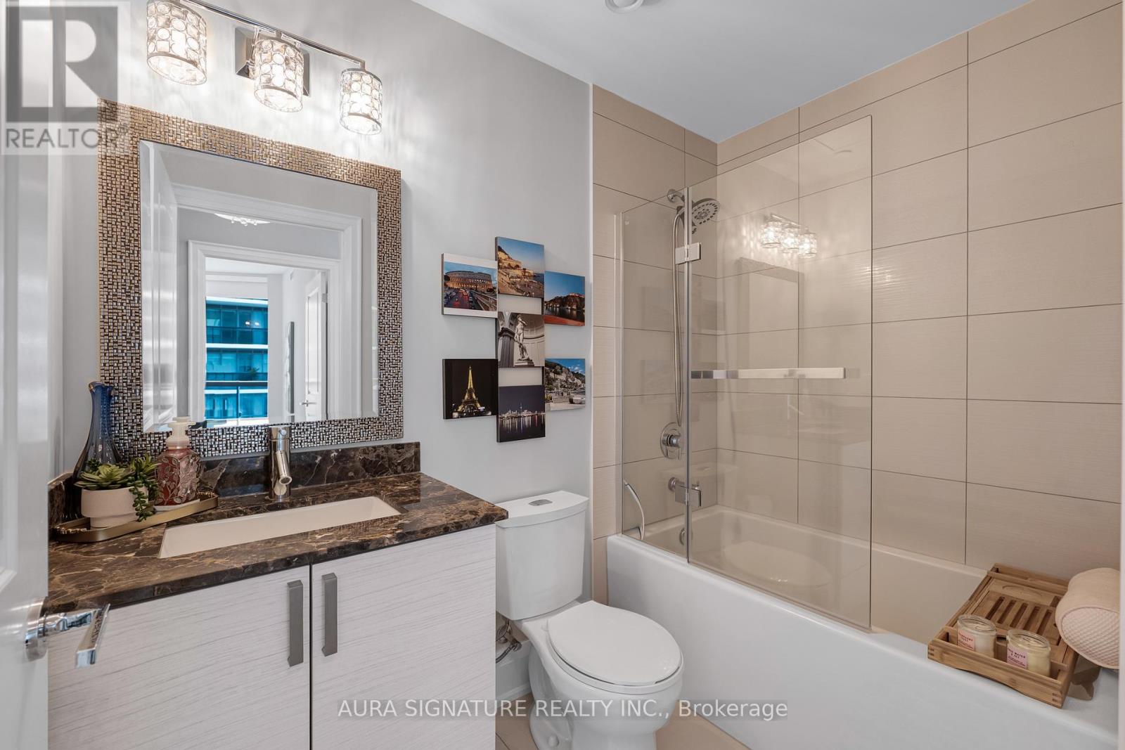 #1004 59 ANNIE CRAIG DRIVE - 34