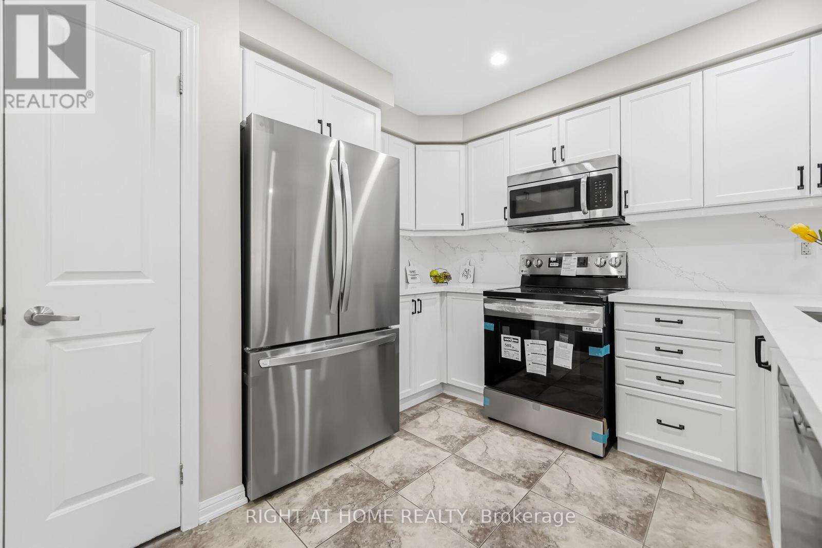 10 VANHORNE CLOSE - 10