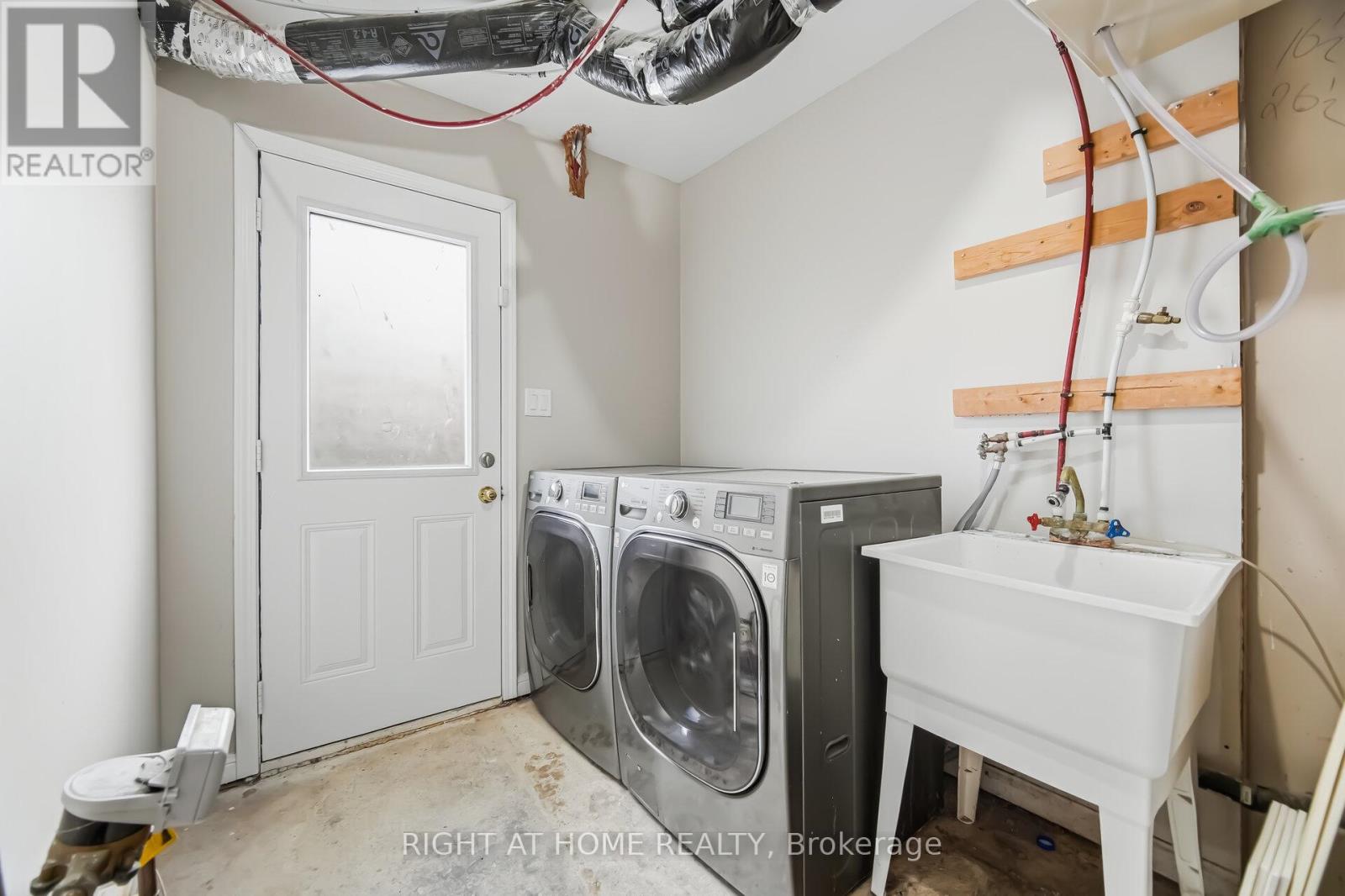 10 VANHORNE CLOSE - 40
