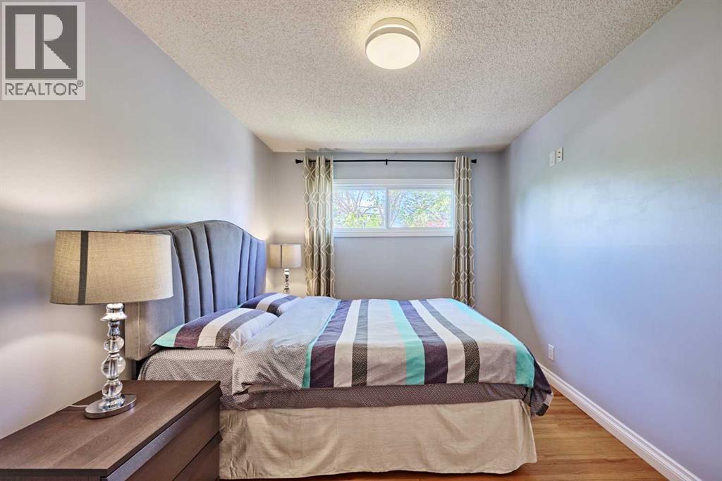 812A 69 Avenue SW - 21