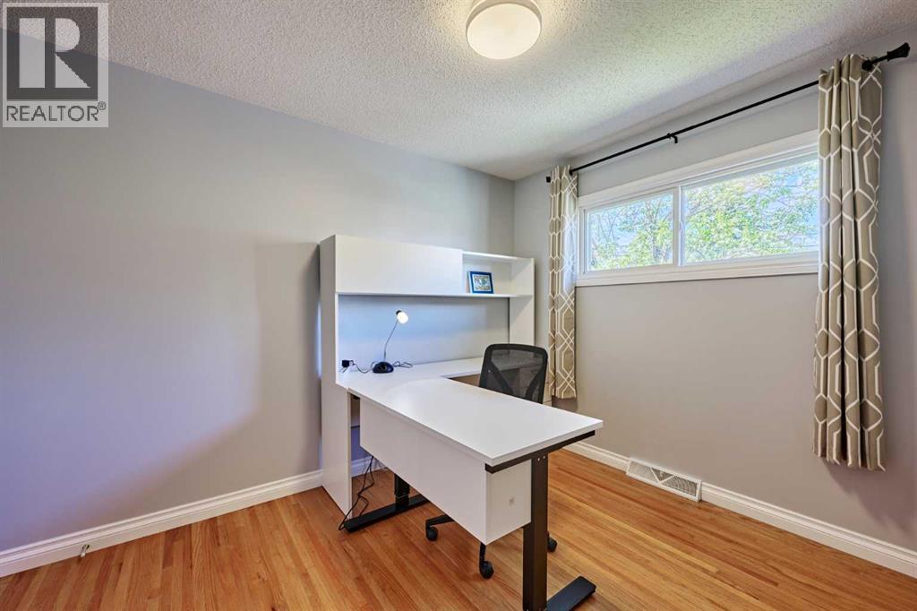 812A 69 Avenue SW - 25