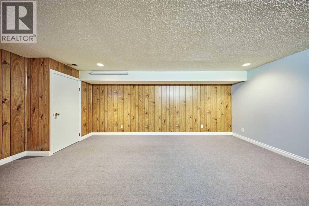 812A 69 Avenue SW - 32