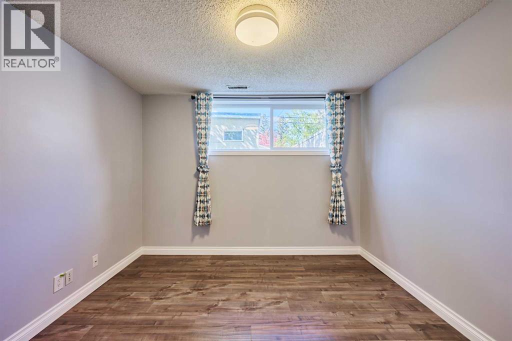 812A 69 Avenue SW - 34