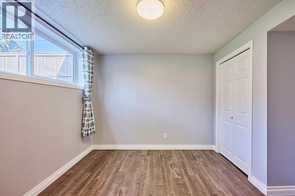 812A 69 Avenue SW - 35